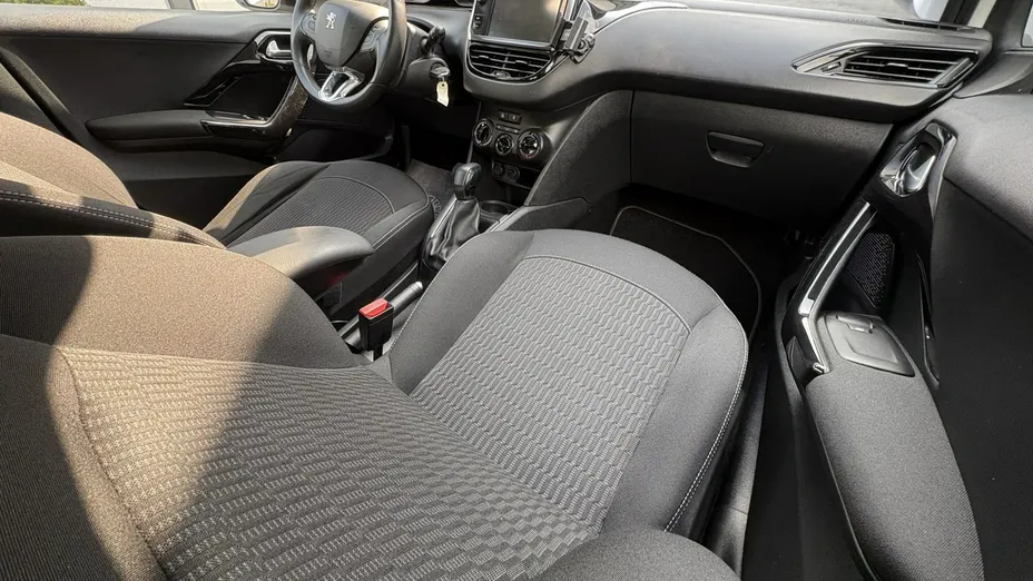 PEUGEOT 208 -