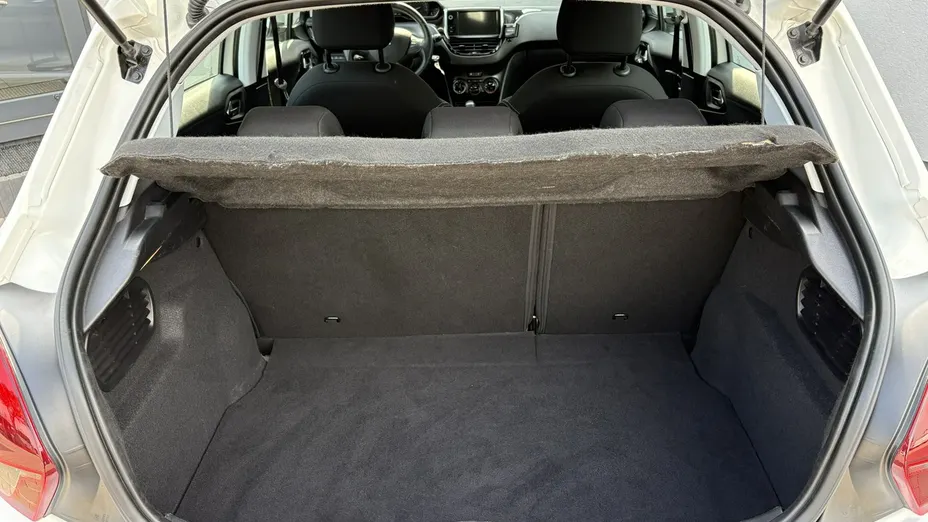 PEUGEOT 208 -