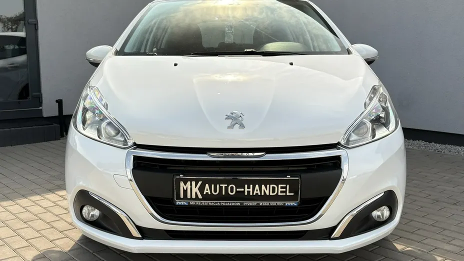 PEUGEOT 208 -