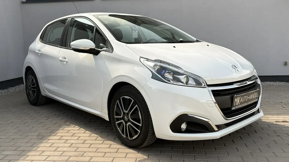 PEUGEOT 208 -