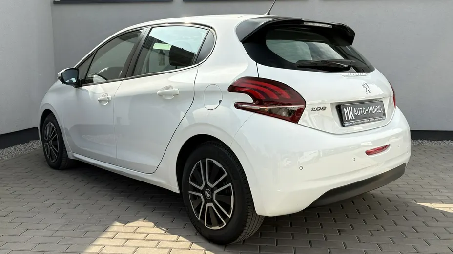 PEUGEOT 208 -