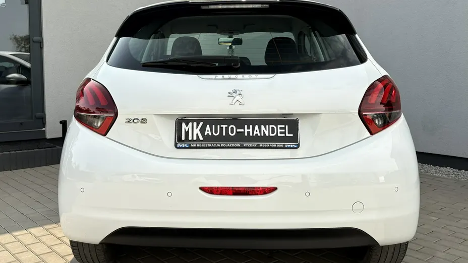 PEUGEOT 208 -