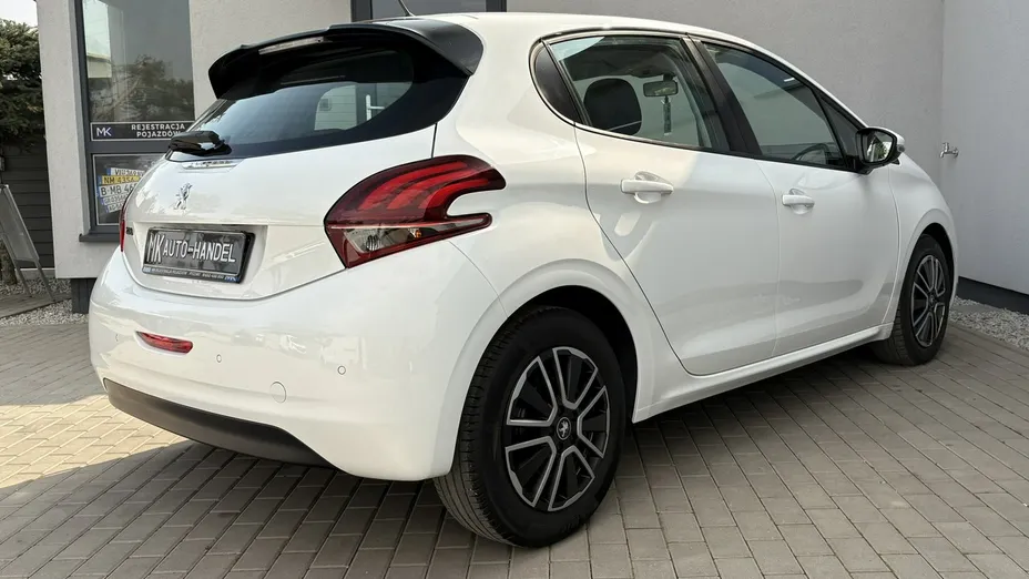PEUGEOT 208 -