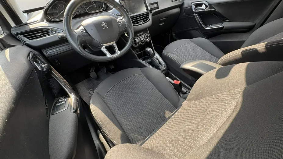 PEUGEOT 208 -