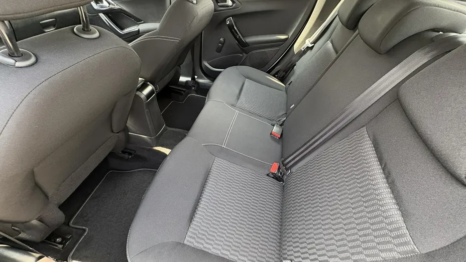 PEUGEOT 208 -