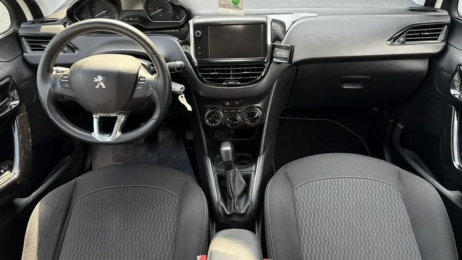 PEUGEOT 208 -