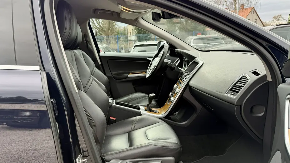VOLVO XC60 -
