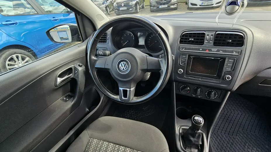 VOLKSWAGEN Polo -