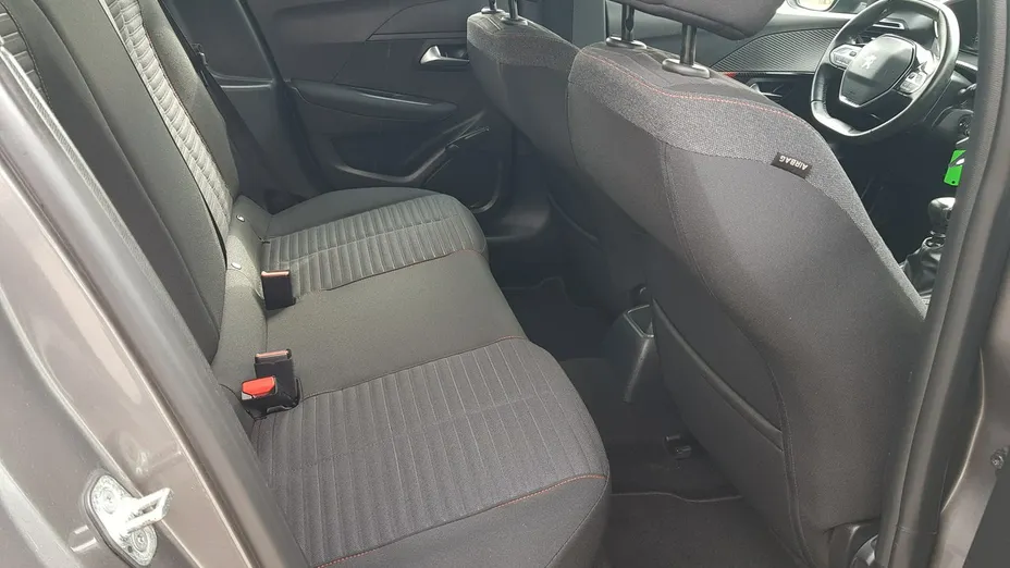 PEUGEOT 208 -