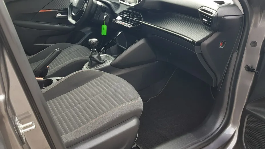 PEUGEOT 208 -