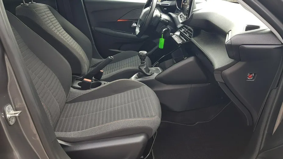 PEUGEOT 208 -