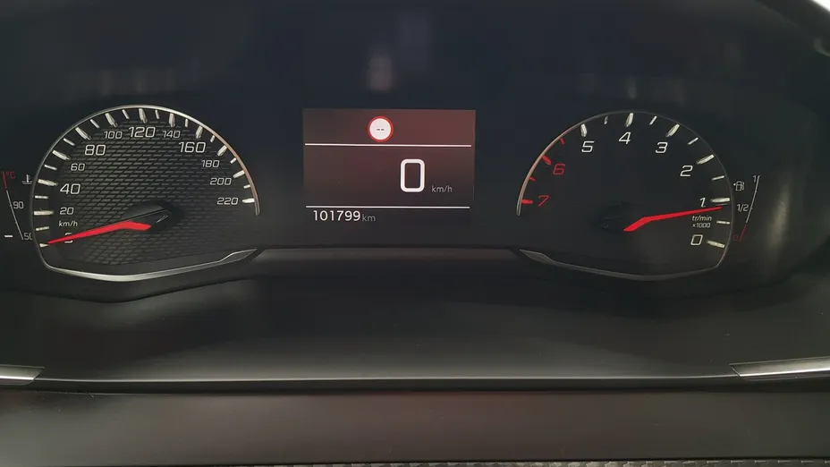 PEUGEOT 208 -