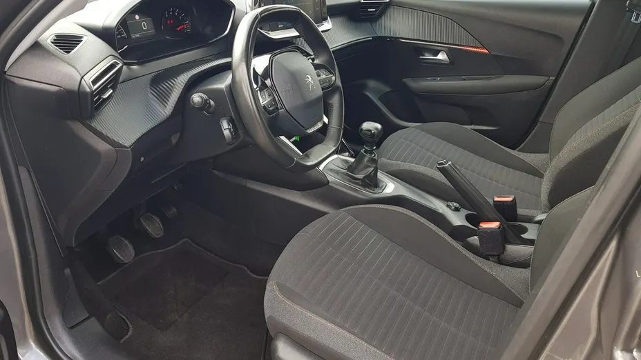 PEUGEOT 208 -
