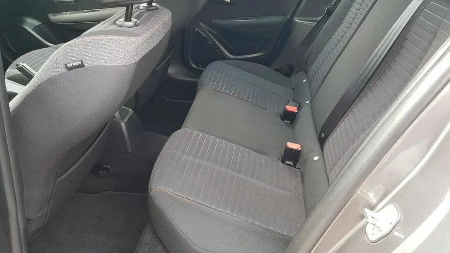 PEUGEOT 208 -