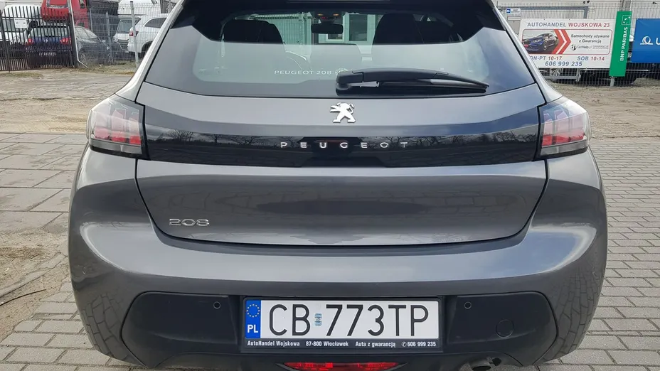 PEUGEOT 208 -