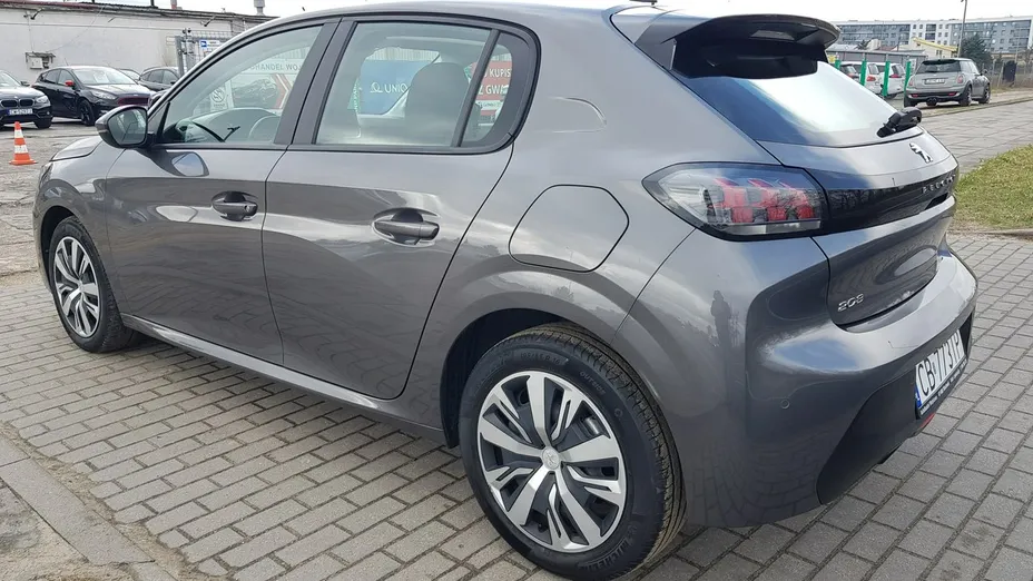 PEUGEOT 208 -