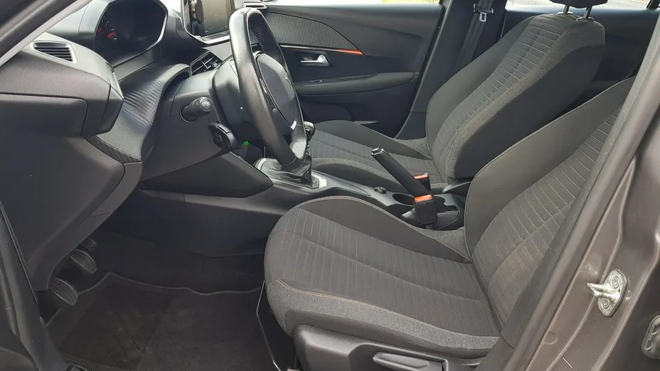 PEUGEOT 208 -