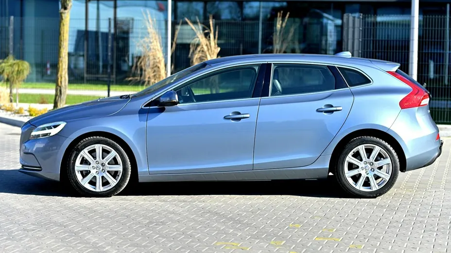 VOLVO V40 -