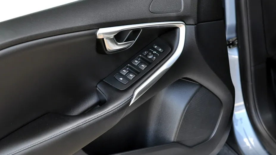 VOLVO V40 -