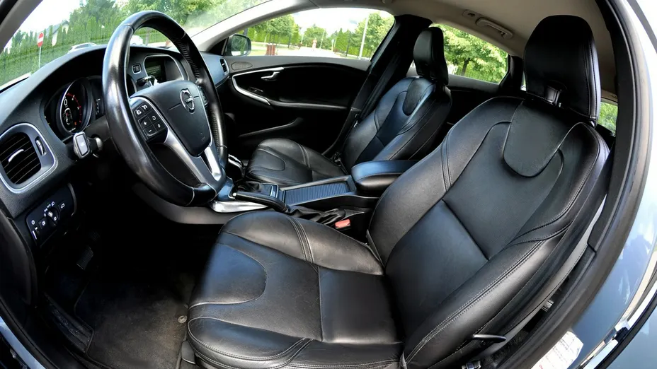 VOLVO V40 -