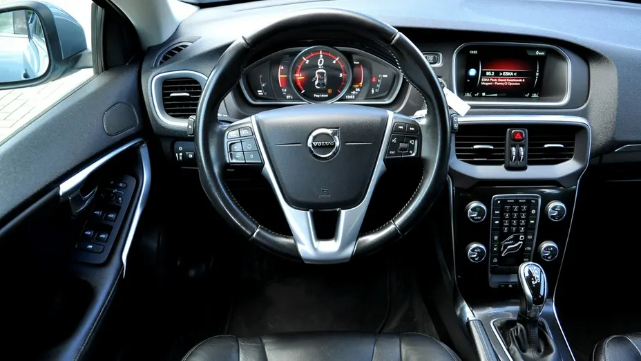 VOLVO V40 -