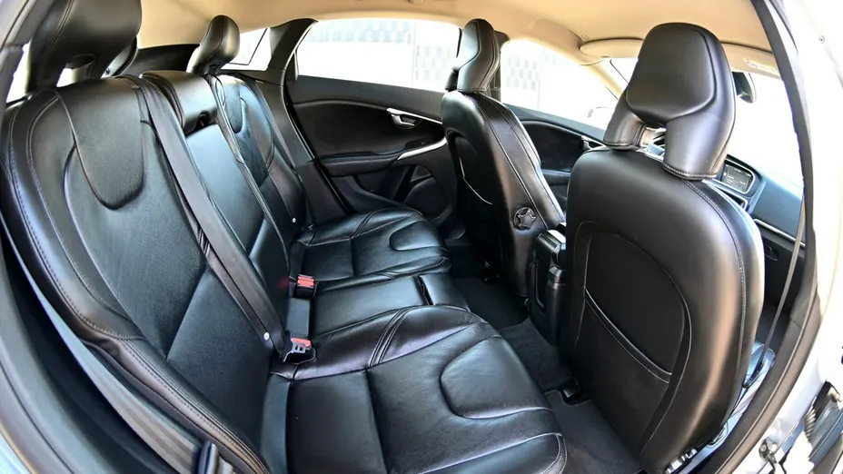 VOLVO V40 -