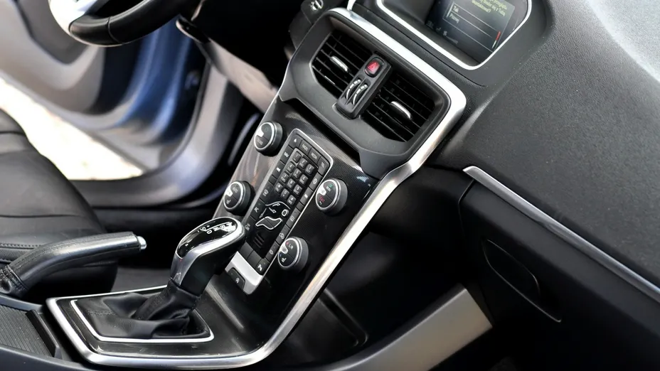 VOLVO V40 -