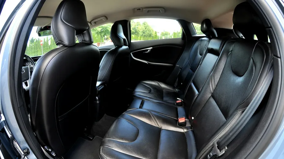 VOLVO V40 -
