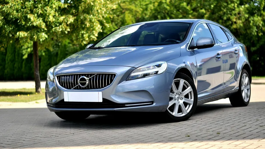 VOLVO V40 -