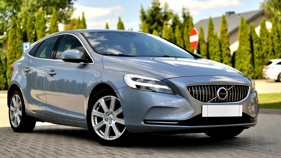 VOLVO V40 -