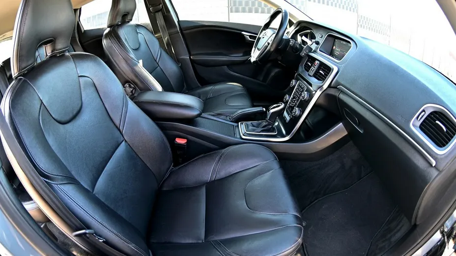 VOLVO V40 -