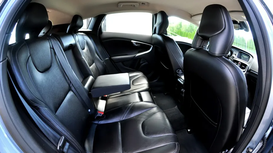 VOLVO V40 -