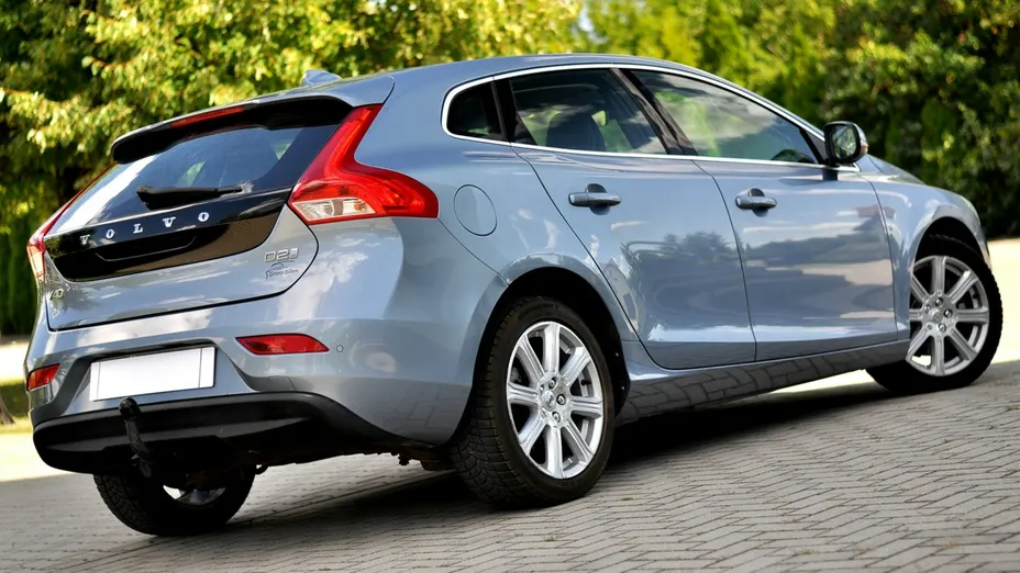 VOLVO V40 -