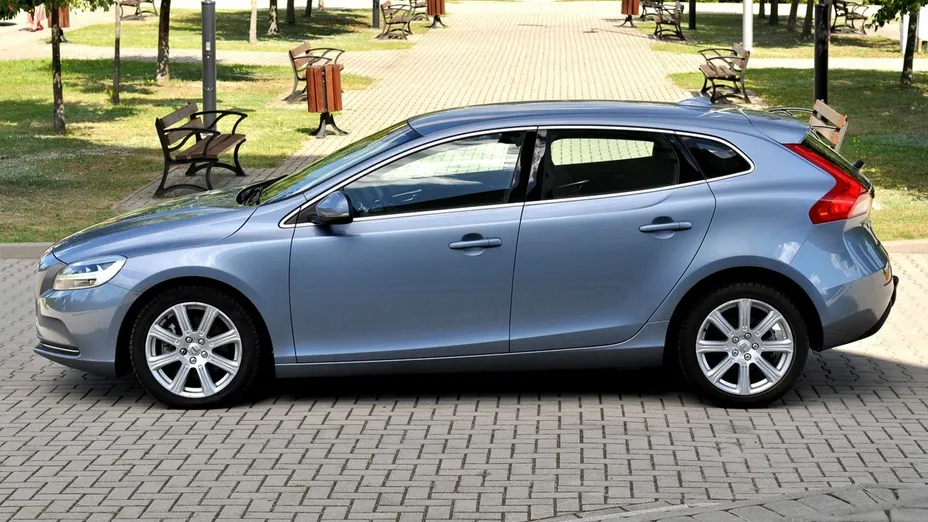 VOLVO V40 -