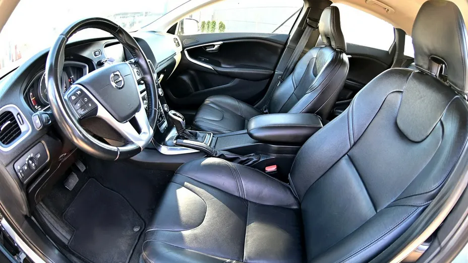 VOLVO V40 -