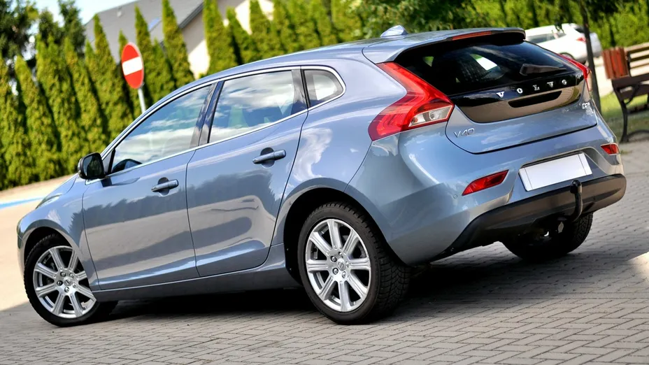 VOLVO V40 -
