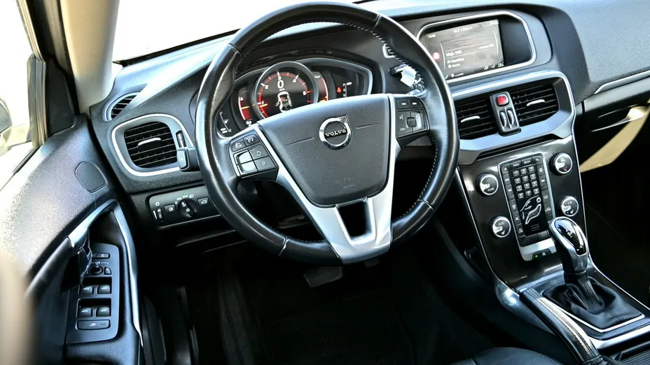VOLVO V40 -