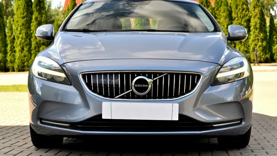 VOLVO V40 -