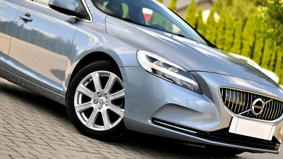 VOLVO V40 -