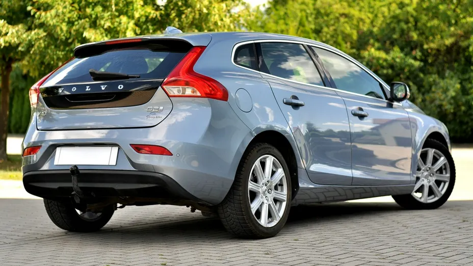VOLVO V40 -