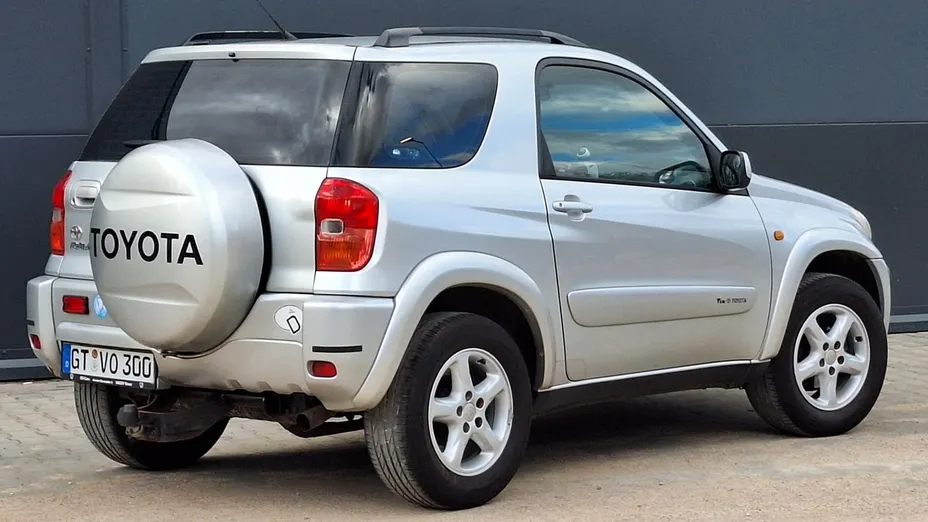 TOYOTA RAV4 -