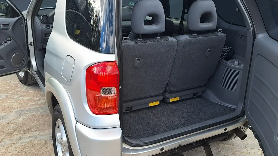 TOYOTA RAV4 -