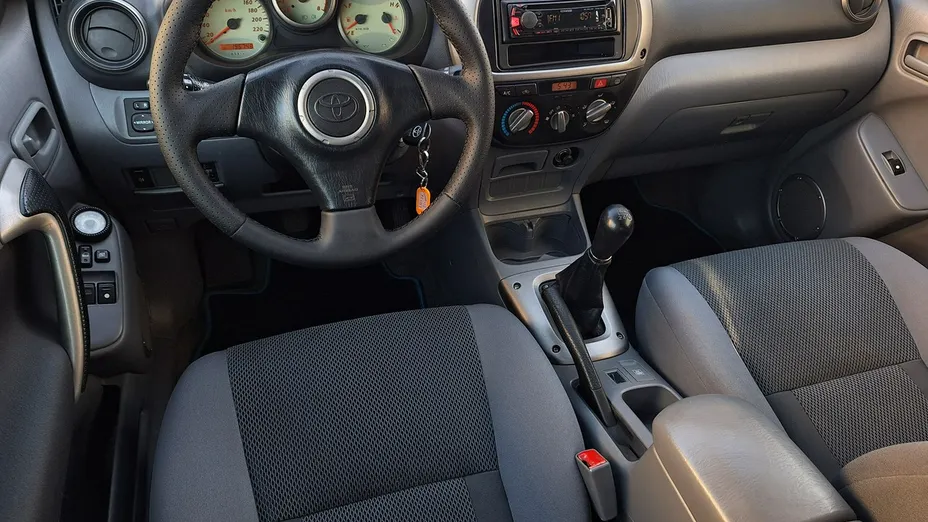 TOYOTA RAV4 -