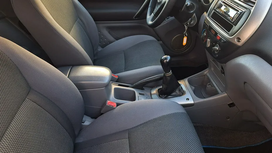 TOYOTA RAV4 -