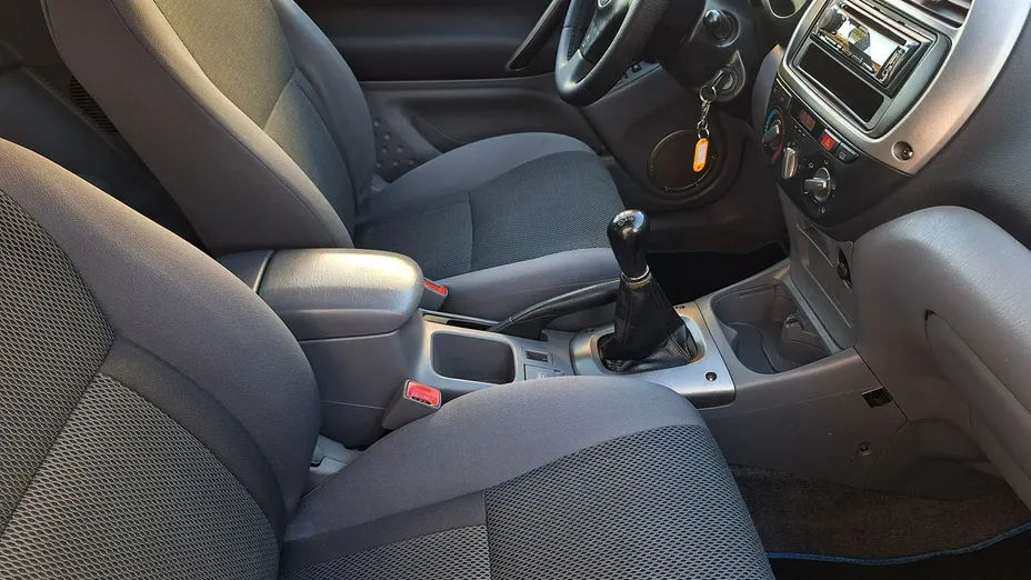 TOYOTA RAV4 -