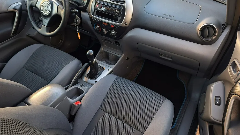 TOYOTA RAV4 -