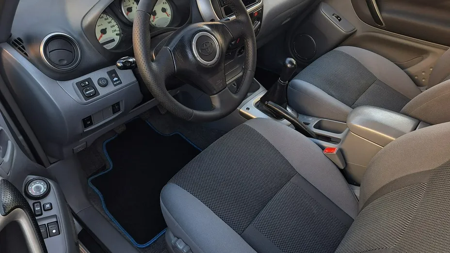 TOYOTA RAV4 -
