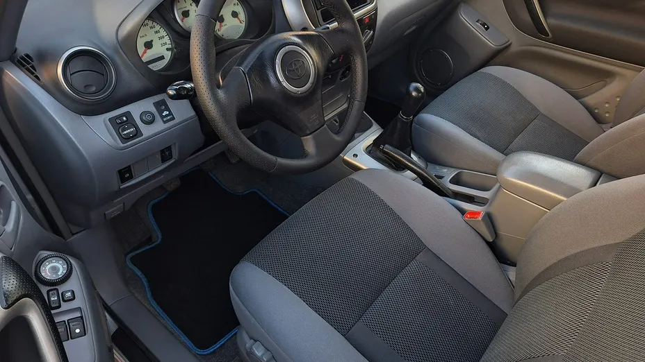 TOYOTA RAV4 -