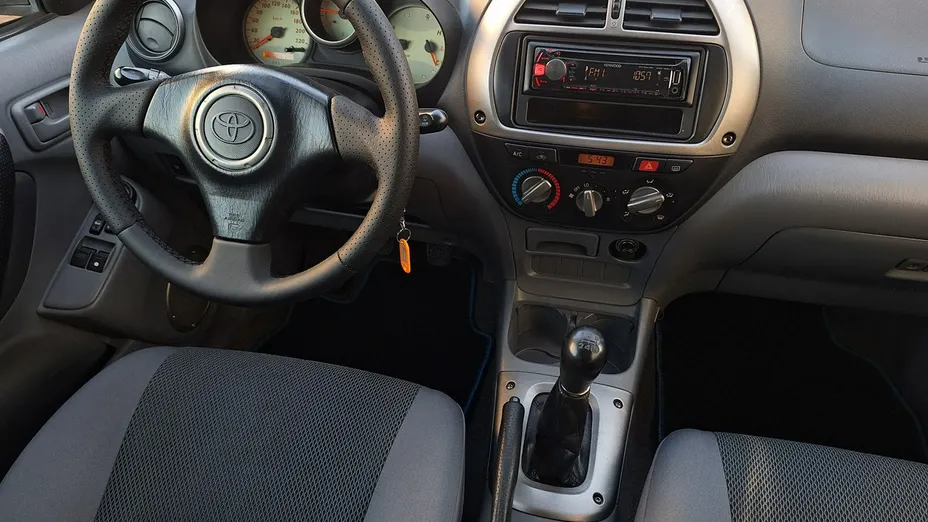 TOYOTA RAV4 -