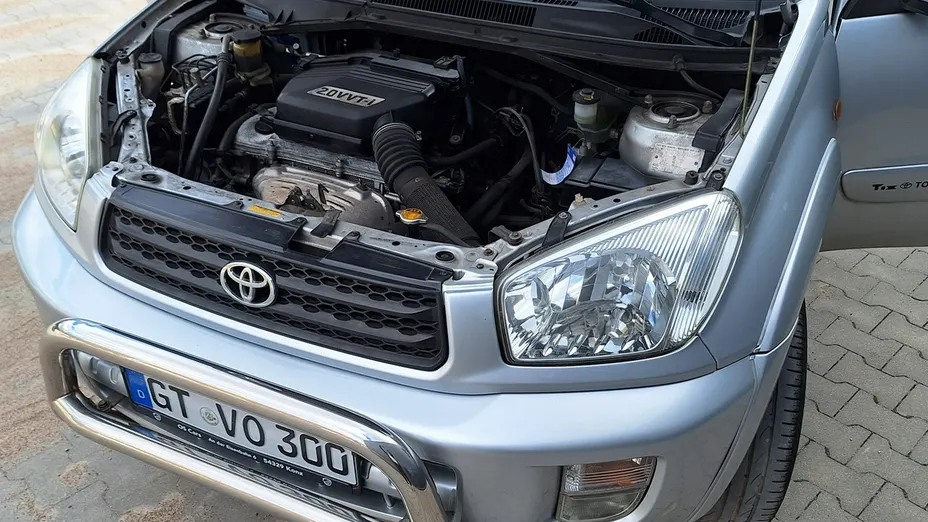 TOYOTA RAV4 -
